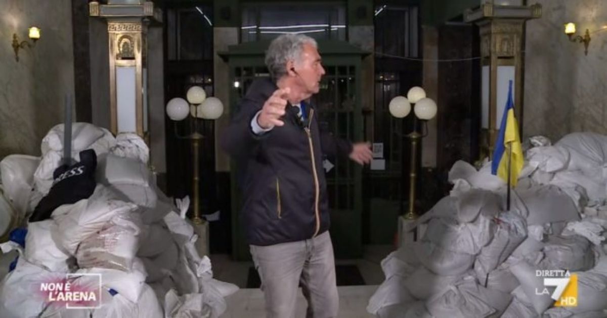 Non è l’Arena, Massimo Giletti a Odessa non interrompe la diretta e mostra tutto: le parole fuori onda e il caos
