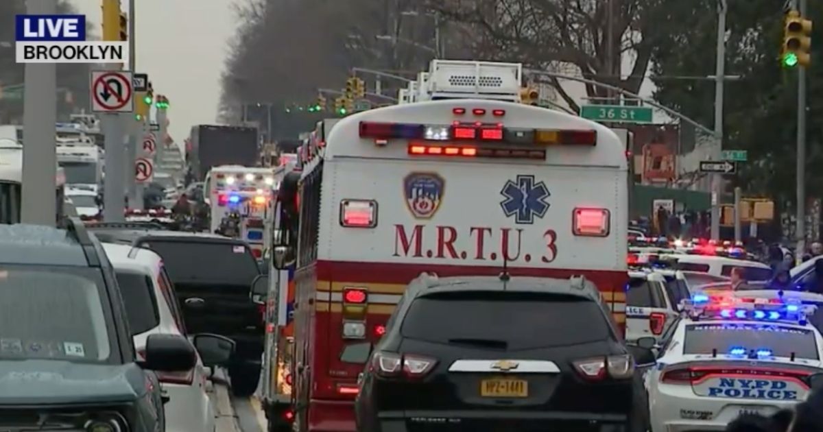 Allarme bomba e spari in metropolitana a New York: il bilancio si aggrava. È caccia all'uomo