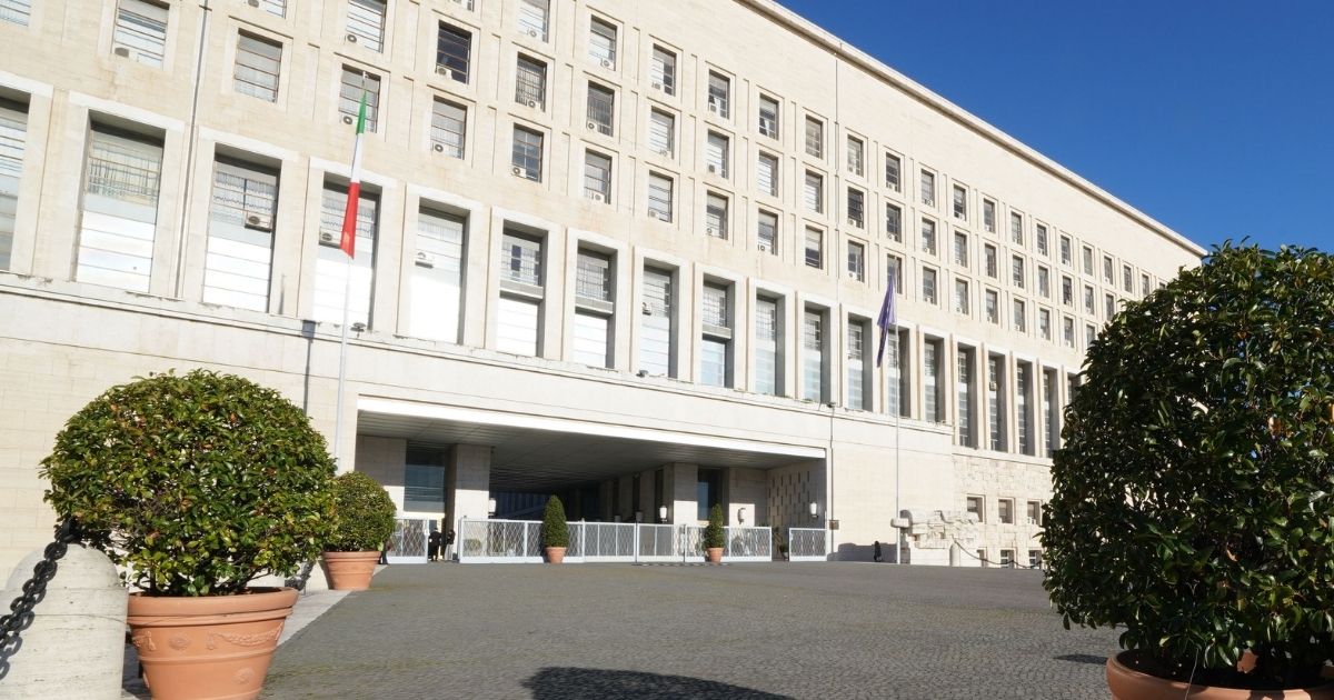 Operaio precipita nel vano ascensore al ministero degli esteri e muore: il dramma accaduto poco fa