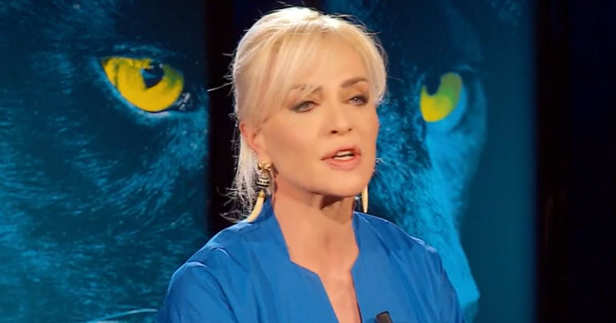 Paola Barale e il gossip sull’omosessualità di Gianni Sperti: la spiazzante risposta della conduttrice a Belve