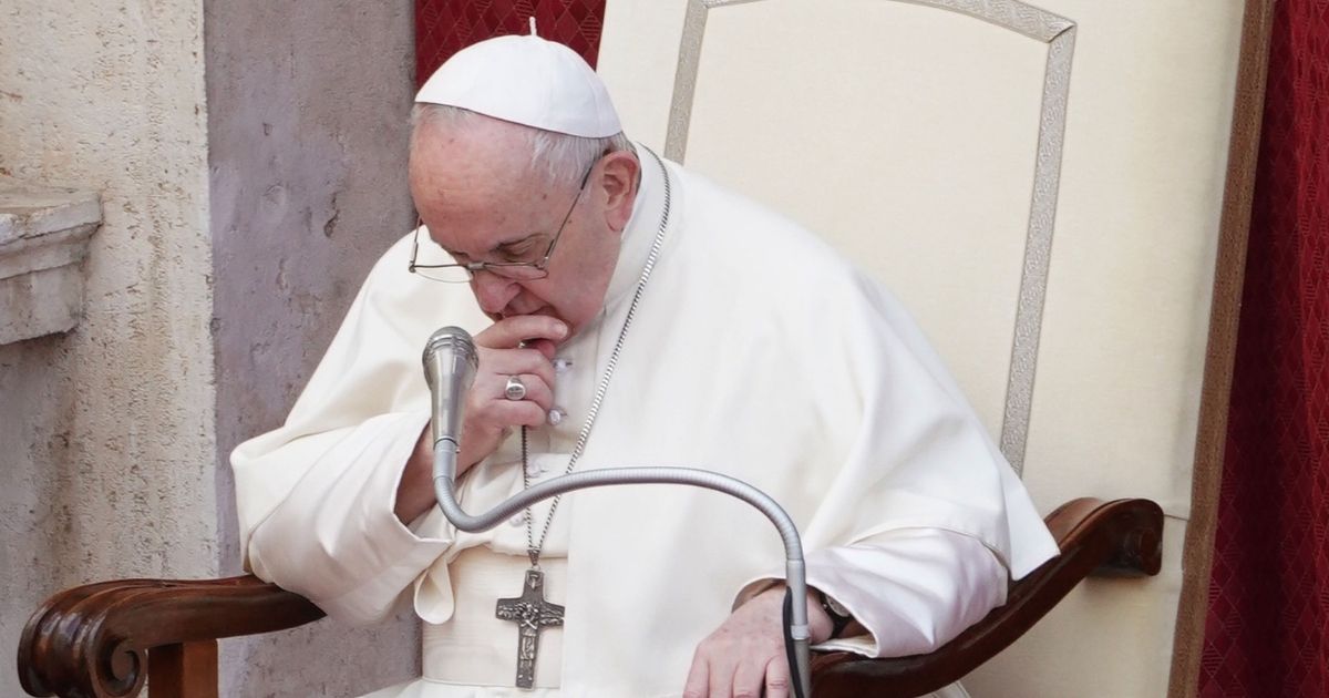 Papa Francesco non può camminare, problemi di salute per il Pontefice: “La gamba non va bene, è un umiliazione”