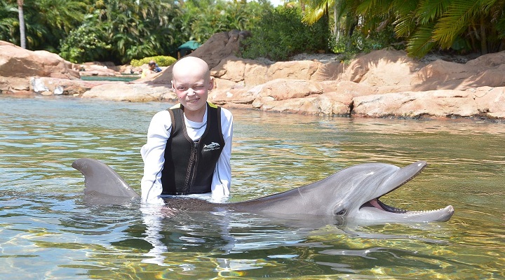 A 12 anni esaudisce il suo ultimo desiderio: nuota con i delfini prima di morire di cancro