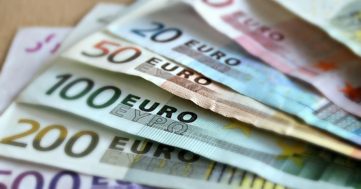 Alle vedove e ai figli maggiorenni fino a una certa età può spettare una pensione: quanto vale e come ottenerla