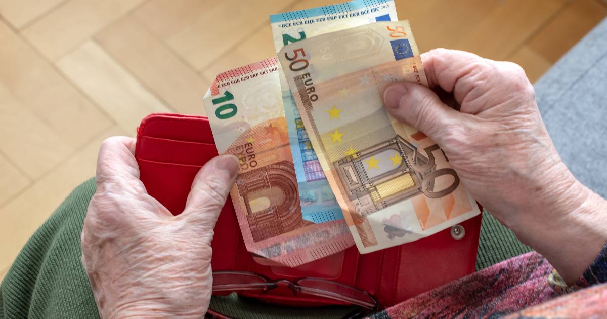 Pensioni maggio 2022, quando arrivano e quali sono le date per ritirarle allo sportello: il calendario