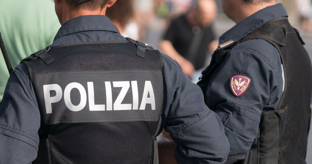 Picchia e spintona la moglie e poi getta a terra il figlioletto di un anno. Arrestato un uomo a Firenze