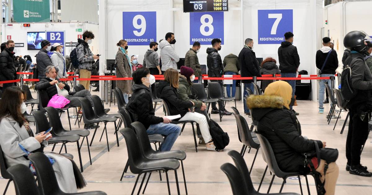Quarta dose vaccino anti-Covid, non sarà per tutti. Chi la riceverà per primo secondo Ema e Ecdc