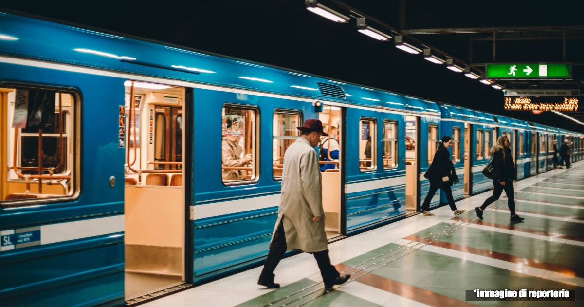 Ragazzo di 12 anni precipita nella metropolitana a Milano