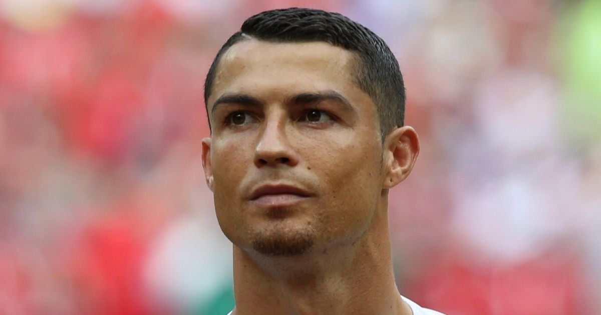 I tifosi del Liverpool omaggiano Cristiano Ronaldo dopo la morte del figlio. Il video del coro allo stadio