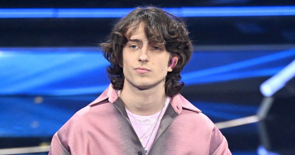 Sangiovanni si è rasato i capelli: il cantante di Amici svela il motivo dietro al drastico cambio di look