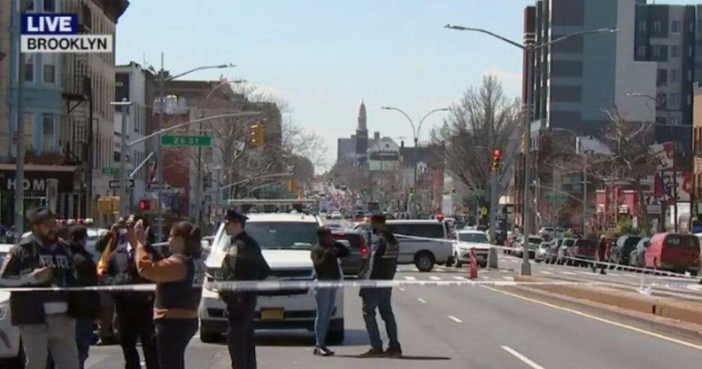 Sparatoria nella metropolitana di Brooklyn a New York: il bilancio è di 16 feriti, 5 in condizioni critiche