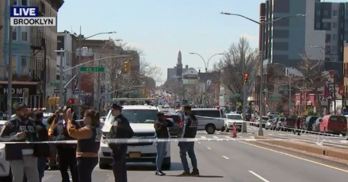 Sparatoria nella metropolitana di Brooklyn a New York: il bilancio è di 16 feriti, 5 in condizioni critiche