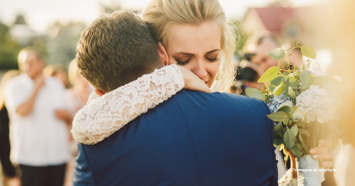 Sposo scoppia in lacrime al matrimonio in Florida: il dolcissimo gesto della figliastra prima delle nozze