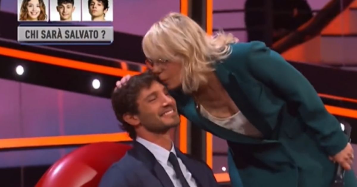 stefano-de-martino-commosso-maria-de-filippi-bacio-amici