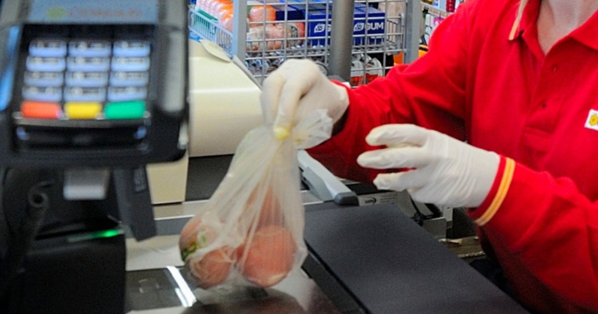 Direttrice di supermercato trova assorbente usato e minaccia: "Voglio i nomi delle donne che hanno il ciclo"