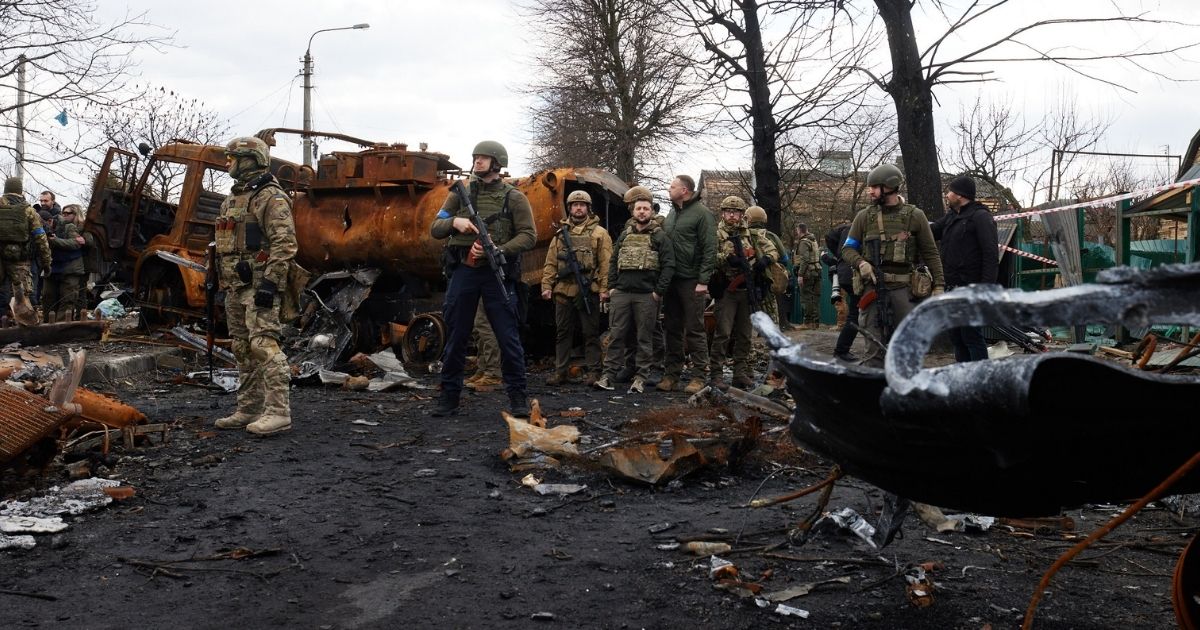 Fossa comune vicino Kiev, nuovo orrore dalla Guerra in Ucraina. Zelensky: "L'obiettivo della Russia è l'Europa"