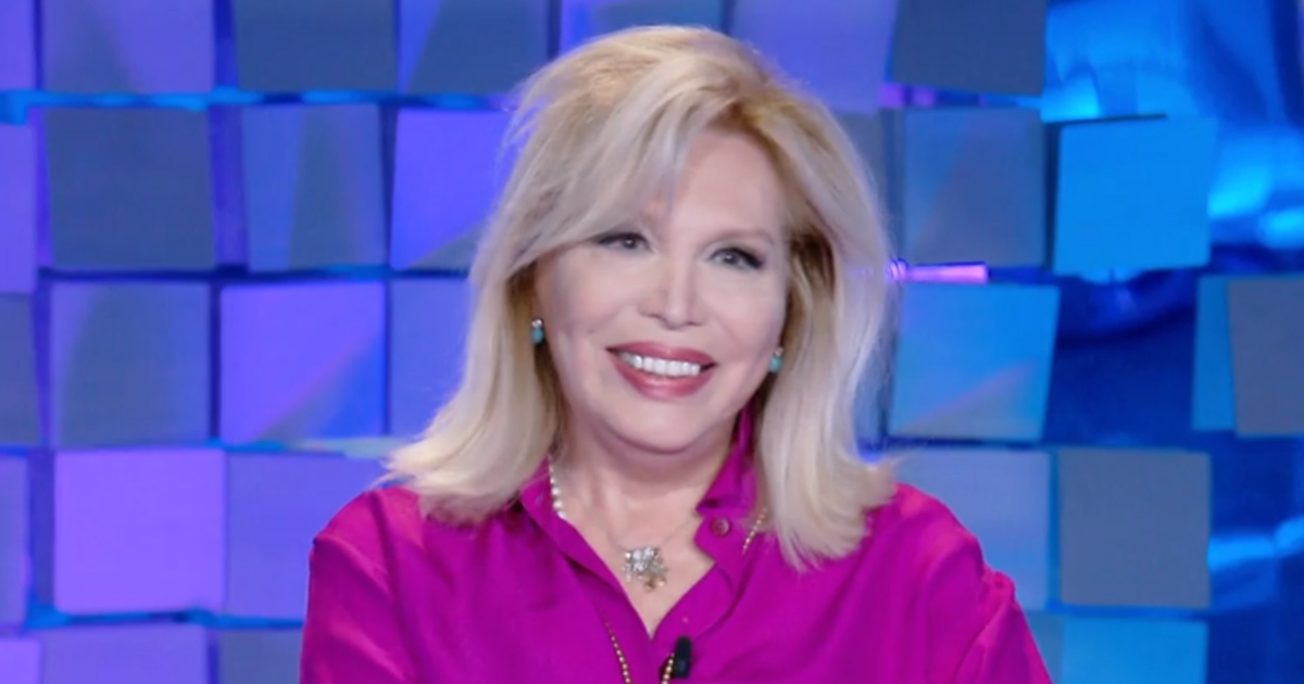 Amanda Lear parla delle avance che le rivolgono i giovani: "È bello sapere che qualcuno è ancora interessato"