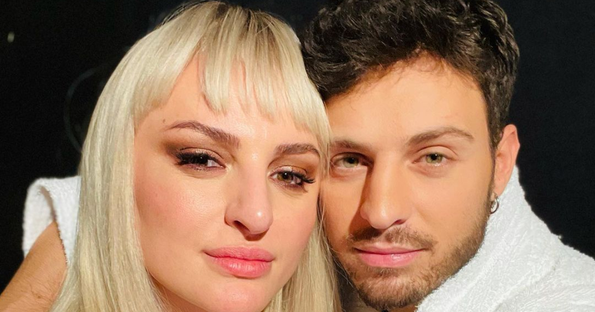 Arisa e Vito Coppola tra dolci baci e abbracci: le ultime foto social smentiscono i rumor sulla crisi