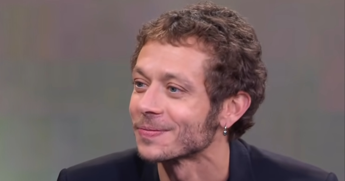 Valentino Rossi "pizzicato" in compagnia della figlia Giulietta: i primi scatti da papà per il pilota
