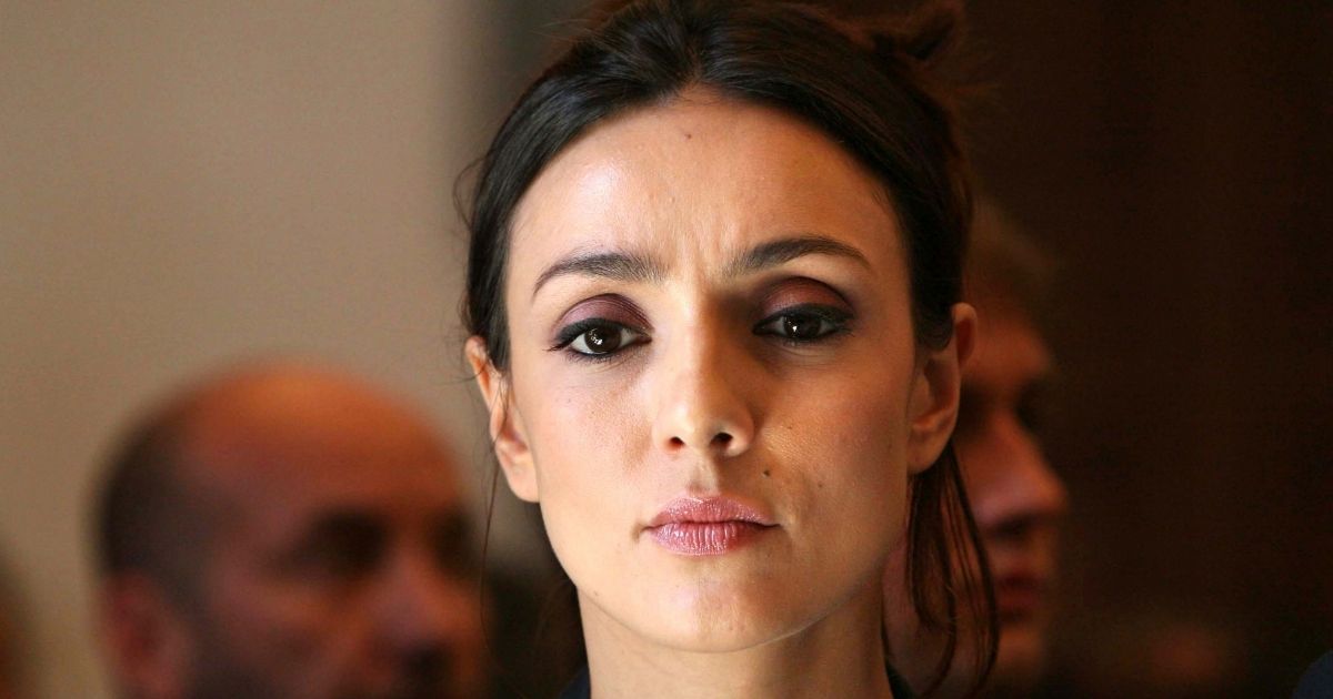 Ambra Angiolini in lacrime, scoppia incendio sul set a Stromboli e devasta l’Isola: “Non è stata una notte facile”