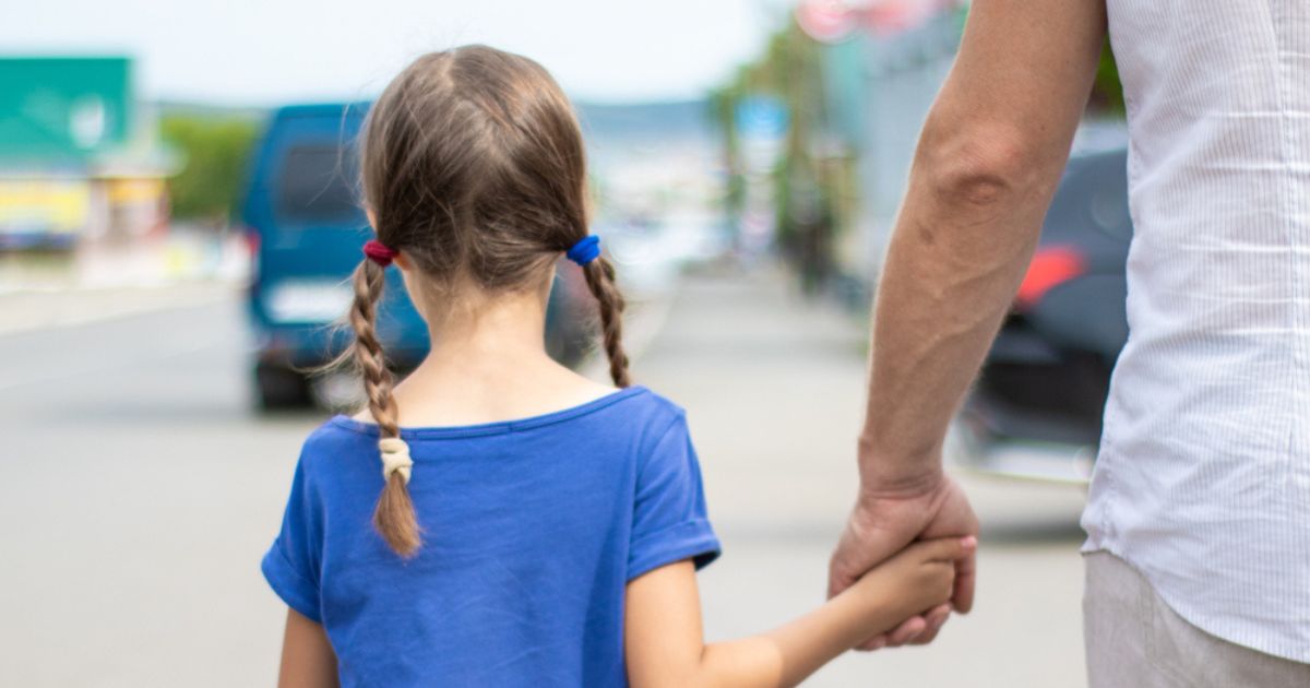 Bambina di 4 anni quasi rapita dalle braccia della madre a Treviso: è salva solo grazie all’intervento della madre