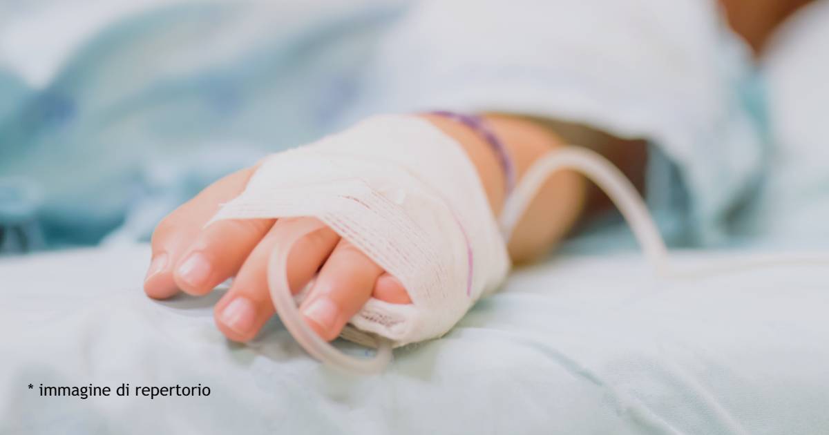 Bimbo di 18 mesi cade dal balcone: tragedia sfiorata a Cremona, quali sono le condizioni del piccolo