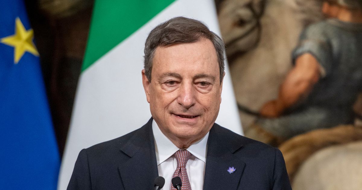 Nel Decreto Aiuti bonus da 200 euro e taglio delle accise, Mario Draghi: "Governo pronto a tutto per famiglie e imprese"