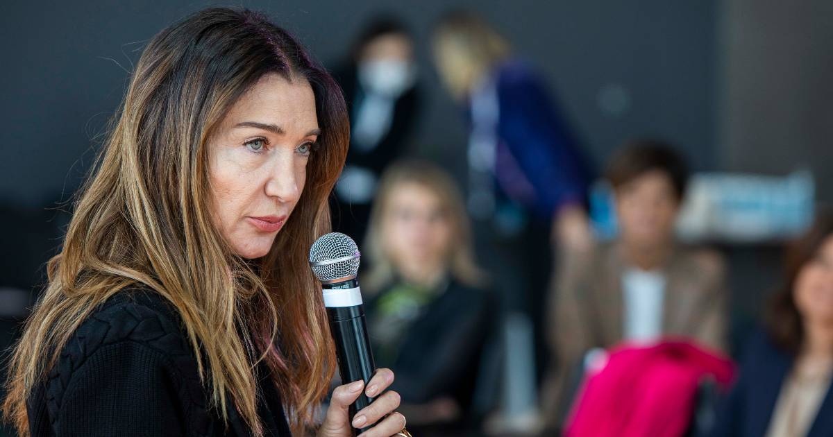 Elisabetta Franchi assume "Solo donne anta, lavorano h24" e hanno già fatto figli: polemica sull'intervista