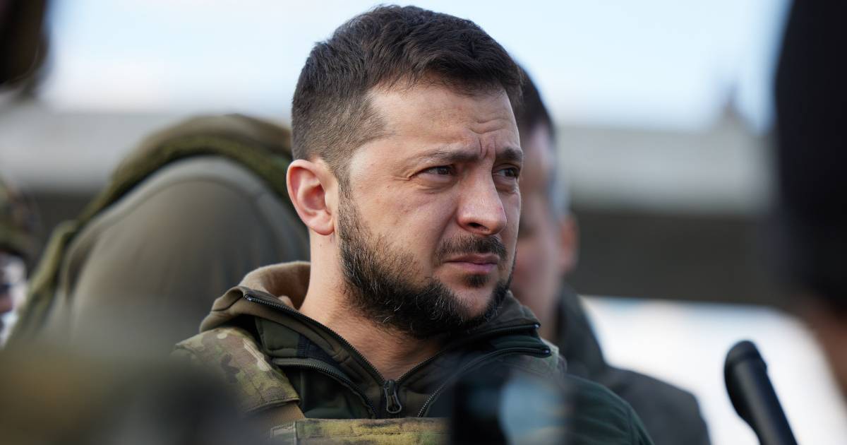 Civili evacuati dall'acciaieria di Mariupol, Zelensky: "Stiamo lavorando per portare fuori i nostri militari"