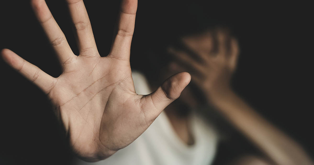 Ennesima violenza domestica, orrore nel foggiano: il padre minaccia il figlio gay Ennesima violenza domestica, orrore nel foggiano: il padre minaccia il figlio gay