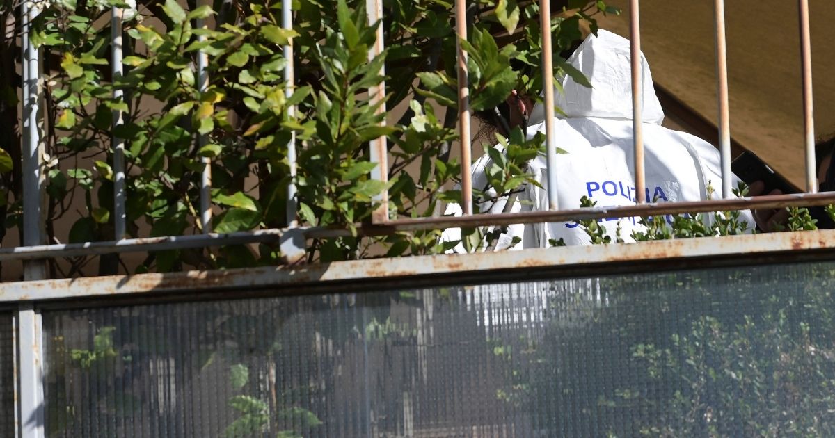 Morto soffocato dalla cinghia dello zaino impigliato nel cancello della scuola: dramma a Modena