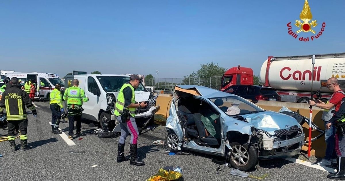 Incidente sulla milano-Torino, scontro tra furgoncino e auto: morti 4 uomini, due feriti gravi