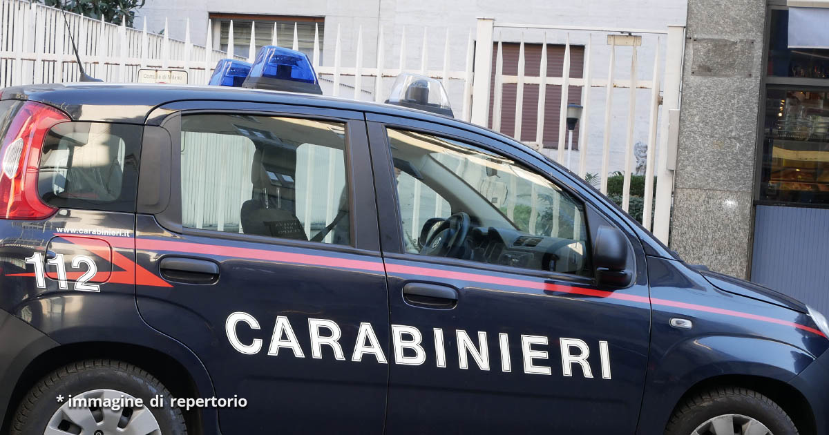 Madre e figlio morti in casa a Milano, il corpo della donna sul divano con nastro adesivo sul volto