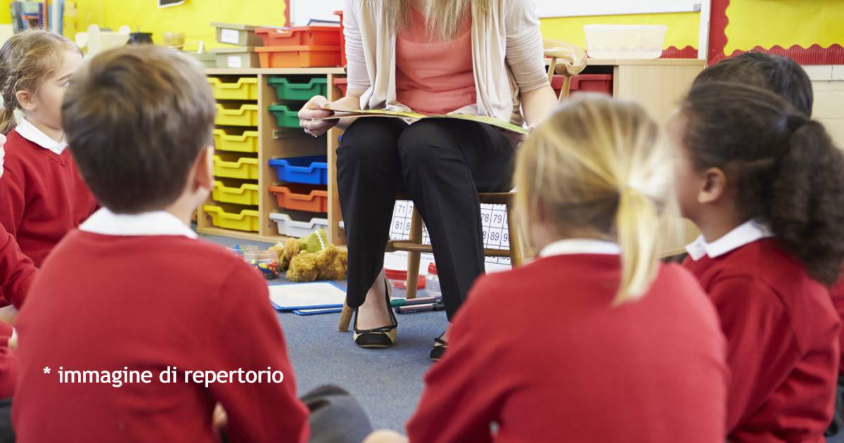 Maestra salva un bambino che stava per soffocare: ha praticato una manovra vista in una serie tv