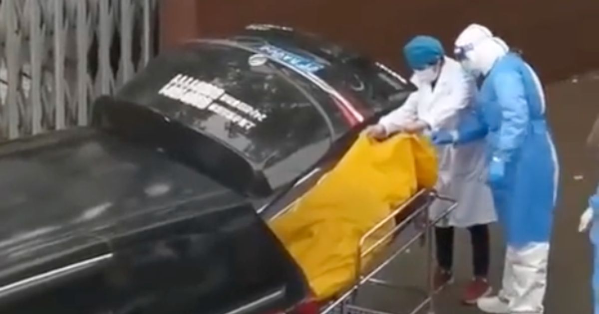 Anziano in casa di riposo messo in un sacco per cadaveri, ma era vivo: orrore a Shanghai, il video è virale