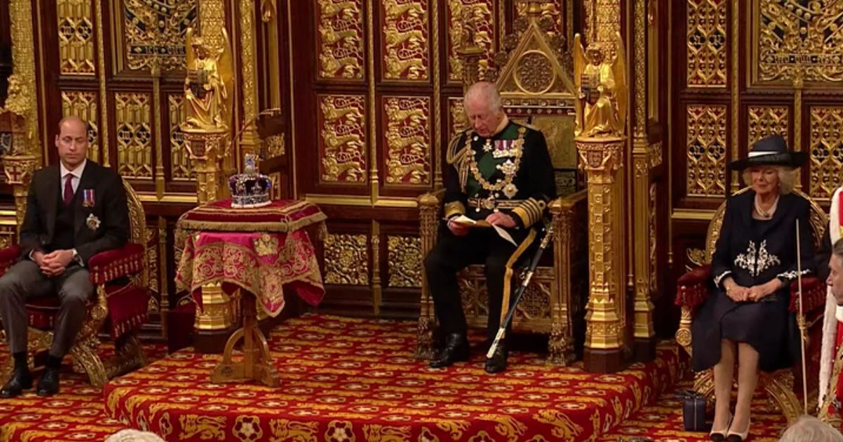 Il Principe Carlo in Parlamento legge il Queen’s Speech. Prove da re per il figlio della Regina Elisabetta