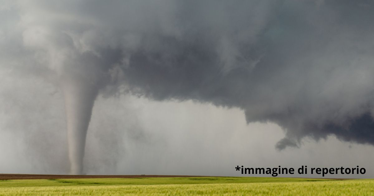 Un violento tornado si abbatte sul Kansas e distrugge un’intera cittadina. Il drammatico video di un drone