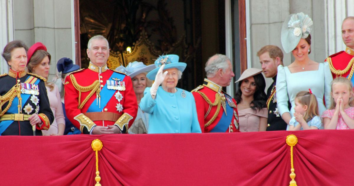 La Regina Elisabetta "sfratta" Harry, Meghan e il figlio il principe Andrea dal balcone di Buckingham Palace