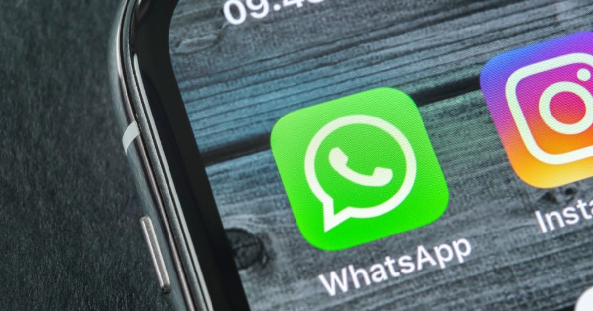 WhatsApp da oggi permetterà le reazioni ai messaggi: le emoji disponibili e le nuove funzioni