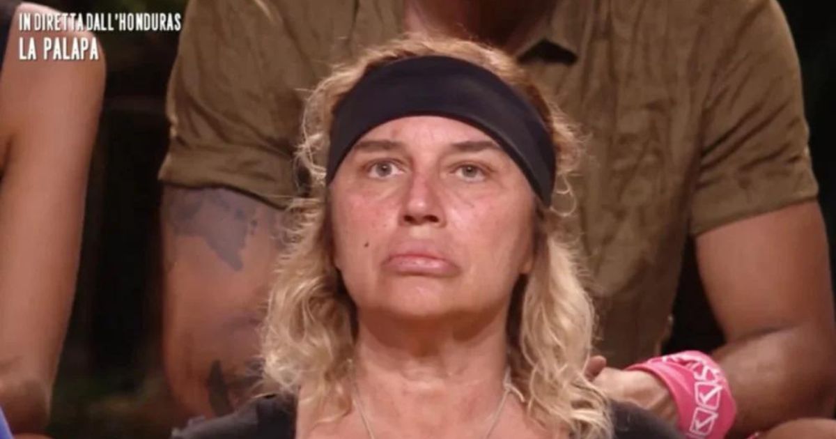 Lory Del Santo, partono messaggi di sostegno a lei ma scritti dal suo account: lo “staff” si giustifica ma si scatena il caos