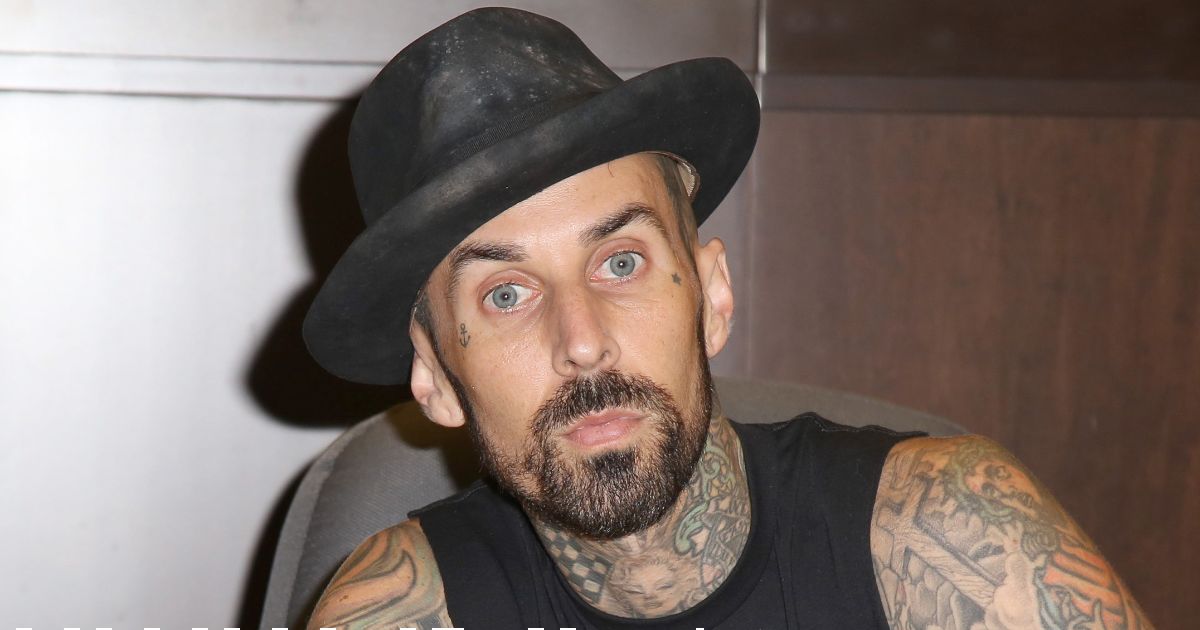 Travis Barker dei Blink 182 in ospedale: il batterista ricoverato in condizioni serie. La figlia: “Pregate”