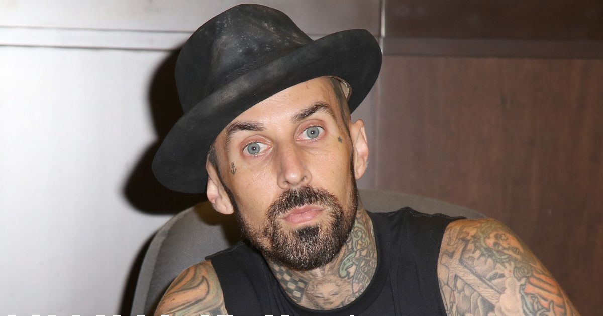Travis Barker dei Blink 182 in ospedale: il batterista ricoverato in condizioni serie. La figlia: "Pregate"