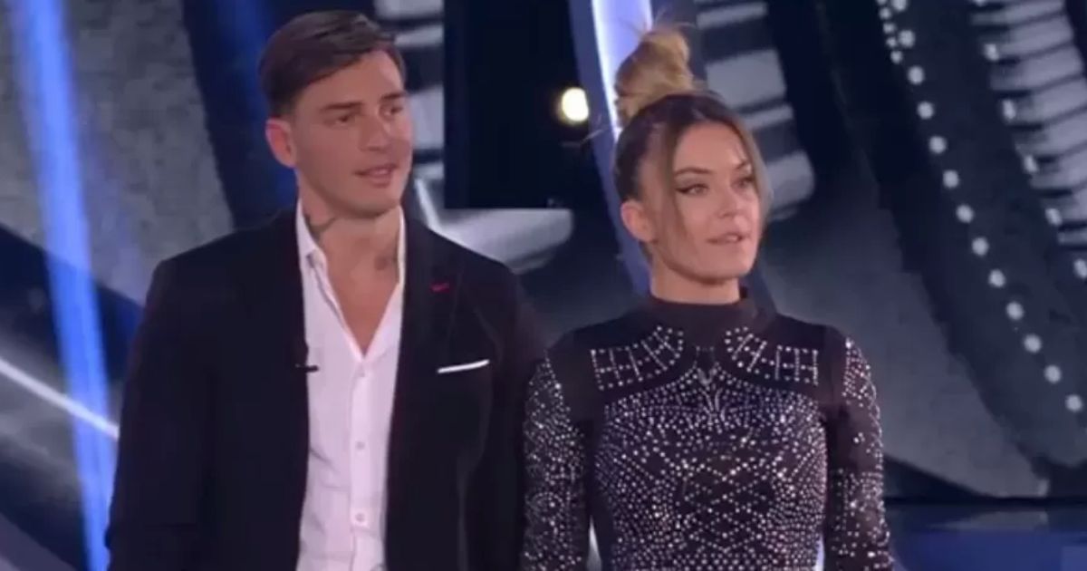 Sophie Codegoni e Alessandro Basciano bloccati a letto a Formentera: "sfogo allucinante al viso" e "febbre"