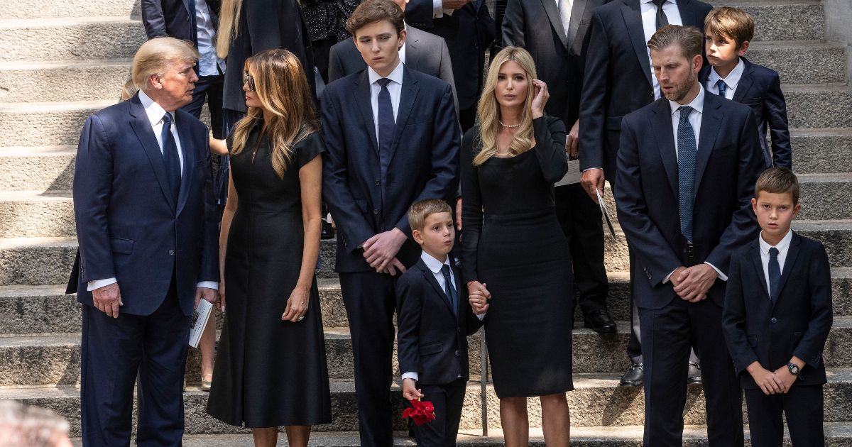 Funerali di Ivana Trump, bara dorata e commozione: le foto e il discorso di Donald Trump e i figli alla cerimonia