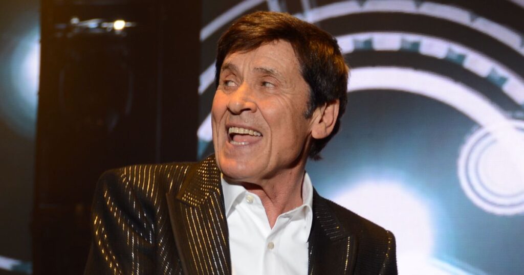 Gianni Morandi condurrà Sanremo 2023 con Amadeus: l'annuncio al Tg1 in diretta e la reazione di lui. Il video