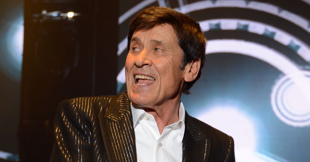 Gianni Morandi condurrà Sanremo 2023 con Amadeus: l'annuncio al Tg1 in diretta e la reazione di lui. Il video