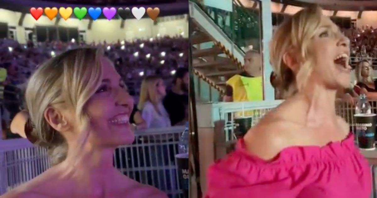 Lorella Cuccarini “mamma chioccia” di Rosa Di Grazia: le immagini al concerto di Alessandra Amoroso
