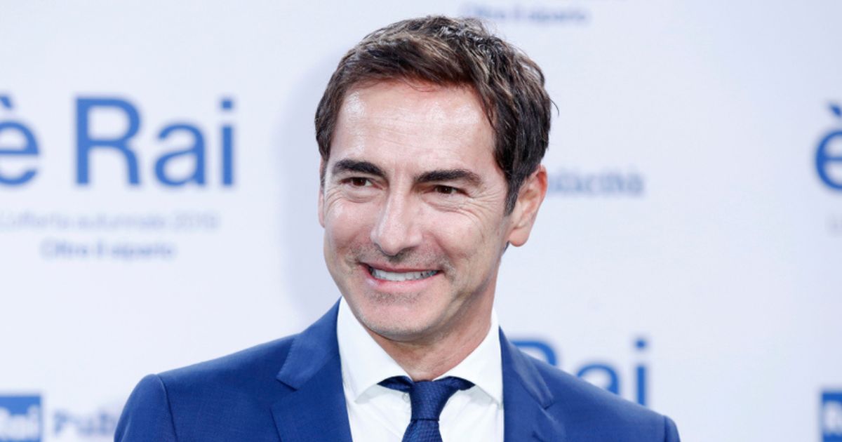 Marco Liorni, la vita privata del conduttore: chi è la moglie Giovanna e i loro 3 figli Niccolò, Emma e Viola.
