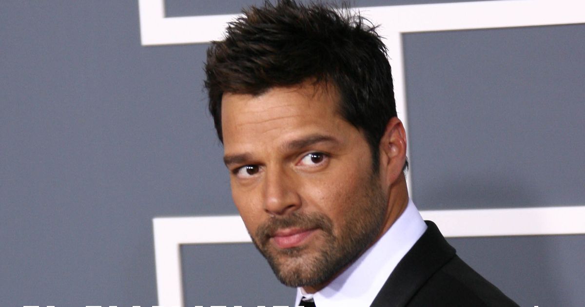Ricky Martin accusato di violenza domestica, ordinanza restrittiva contro di lui. Il cantante: “Accuse false”