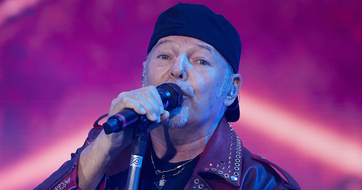 Vasco Rossi festeggia i 10 anni di matrimonio con Laura Schmidt, le foto e la dolce dedica alla moglie