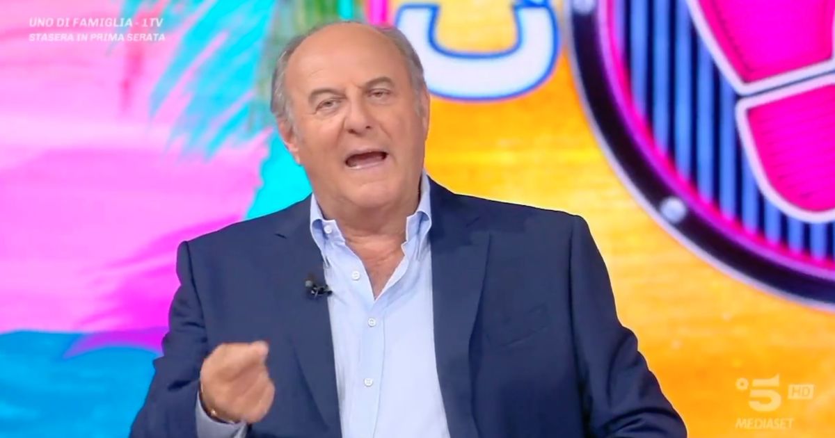 Gerry Scotti e la frecciatina alla Rai: la domanda su Raffaella Carrà fa esplodere la polemica a Caduta libera